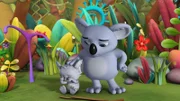 Koala Kaspar, versucht seine kleine Nichte Kylie zu trösten, die sich nach ihrer Mutter sehnt.