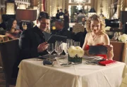 Kristin Lehman (Serena Kaye, r.) ist Richard Castle (Nathan Fillion, l.) auf Anhieb sympathisch ...