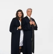Ein ungleiches Anwalts-Duo: Die kühle Sandra (Rebecca Immanuel, l.) und der charmante Felix (Christoph M. Ohrt, r.) verhalten sich meist wie Katz und Maus ...