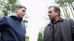 Teenager Adam (Jack O&rsquo;Connell) soll Profikiller Roy (Tim Roth,r.) in der Stadt herumkutschieren.