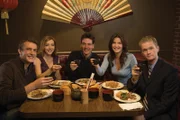 (1. Staffel) - Rückblick in die wilden Jahre von Ted (Josh Radnor, M.), Marshall (Jason Segel, l.), Barney (Neil Patrick Harris, r.), Lily (Alyson Hannigan, 2.v.l.) und Robin (Cobie Smulders, 2.v.r.) ...