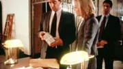 McCoy (Sam Waterston, li.) und Southerlyn (Elisabeth Röhm) finden in einem Schließfach der Ermordeten einen mit 45.000 Dollar gefüllten Briefumschlag von dem Maklerbüro, welches das Haus in der Madison Street über viele Jahre hinweg betreut hat...