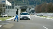 Selbstfahrendes Auto mit Passanten Dummy.