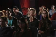 Sie schauen Chang in der Schulvorführung von "Karate Kid" an, die mit so einigen Überraschungen aufwarten kann: Abed (Danny Pudi, M. l.), Jeff (Joel McHale, M. M.) und Annie (Alison Brie, M. r.) ...