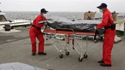 Rescue workers. 25. Mai 2002. Als eine Boeing 747 der taiwanesischen Fluggesellschaft China Airlines gegen 15 Uhr in Taipeh abhebt, deutet nichts auf etwas Ungewöhnliches hin. Doch dann, circa zwanzig Minuten nach dem Start, geschieht das Unfassbare: Die Maschine verschwindet vom Radar. Sofort wird eine groß angelegte Rettungsaktion in die Wege geleitet. Doch für die Besatzung und die 225 Passagiere des Flugs 611 kommt jede Hilfe zu spät.