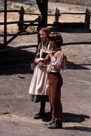 Laura Ingalls (Melissa Gilbert, l.); Albert Quinn Ingalls (Matthew Labyorteaux, r.)