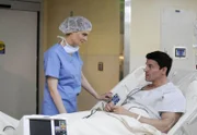 Brennan (Emily Deschanel) verspricht Booth (David Boreanaz), ihm bei seiner bevorstehenden Operation nicht von der Seite zu weichen.