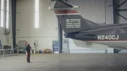 REENACTMENT - Bei dem Versuch, herauszufinden, warum die Piloten des Colgan Air Flugs 9446 nicht in der Lage waren, die Neigung ihres Flugzeugs zu kontrollieren, erfahren die Ermittler, dass Wartungsarbeiter (gespielt von Kelsey Flower) in den Tagen vor dem Absturz Probleme hatten, neue Trimmaktoren und Kabel an der Beech 1900 zu installieren. (Cineflix 2023)