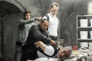 Ben (Tom Beck, li.) und Semir (Erdogan Atalay, 2.v.li.) haben das Drogenlabor gefunden und k&ouml;nnen Seibert (Jeff Hach, unten) &uuml;berw&auml;ltigen. (re. Komparse)