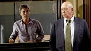 Für Donald Cragen (Dann Florek, r.) ist die Sache klar: Unternehmer Vance Shepards (Eric McCormack) hat mit dem Mord an einem 20-jährigen Frau zu tun.