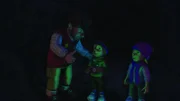 Moose versichert Sarah und James, dass sie sich keine Sorgen machen müssen.