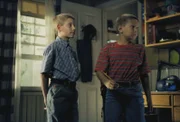 Da Dewey (Erik Per Sullivan, l.) Billy Prescott (Logan A. Graham, r.) zum Verwechseln ähnlich sieht, kann er ein ziemlich geschmackloses Ding drehen ...