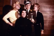 V.l.: Colonel Robert E. Hogan (Bob Crane), Corporal Louis LeBeau (Robert Clary), Colonel Wilhelm Klink (Werner Klemperer), Corporal Peter Newkirk (Richard Dawson)