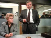 Um Jessica (Angela Lansbury) vor einem Attentäter zu schützen, lässt Sergeant Nash (Michael Callan) sie verhaften.