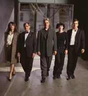 (1. Staffel) - Die NAVY CIS untersucht Verbrechen, die auf irgendeine Weise mit der US-Navy oder dem Marine Korps zu tun haben. Das Team: Leroy "Jethro" Gibbs (Mark Harmon, M.), Dr. Donald "Ducky" Mallard (David McCallum, 2.v.l.), Caitlin "Kate" Todd (Sasha Alexander, l.), Abby Sciuto (Pauley Perrette, 2.v.r.) und Anthony "Tony" DiNozzo (Michael Weatherly, r.).