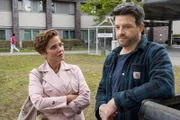 Dr. Barbara Berg (Muriel Baumeister, l.); Dr. Erik Behrens (Daniel Buder, r.)