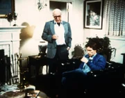 Mr. Armstrong (Stephen Elliott, l.) will, dass sich Garth (John Hammond, r.) von Lizzy trennt.
