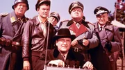 (Stehend v.l.) Sgt. Hans Georg Schultz (John Banner), Colonel Robert E. Hogan (Bob Crane), General von Kattenhorn (Jacques Aubuchon), Colonel Wilhelm Klink (Werner Klemperer)