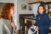 Pia Brendel (Elisabeth Lanz, r.) macht der Geliebten ihres Mannes Franziska Schachtner (Lilian Naumann, l.) eine eindeutige Ansage: "Der Toni hat dich nur ausgenutzt"