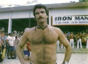 Magnum (Tom Selleck) ist verärgert. Er muß bei der Suche nach einem verschwundenen Bräutigam auch an einem Iron-Man-Wettbewerb teilnehmen: 5 Meilen schwimmen, 26 Meilen laufen und 100 Meilen Fahrrad fahren.
