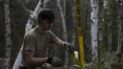 Alex Javor bindet Gurte um schwere Holzstämme, um die richtigen Bäume für seine neue Hütte zu fällen (National Geographic/Josh Fisch)