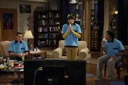 Freuen sich auf Weihnachten: Sheldon (Jim Parsons, l.), Rajesh (Kunal Nayyar, r.) und Howard (Simon Helberg, M.) ...