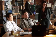 Versuchen einen Mordfall aufzuklären: Kimball Cho (Tim Kang), Wayne Rigsby (Owain Yeoman) und Teresa Lisbon (Robin Tunney).