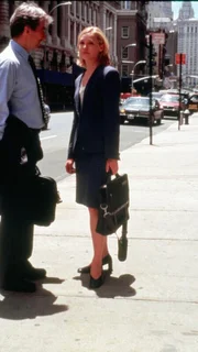 Nach dem Tod einer Mieterin wollen McCoy (Sam Waterston, li.) und Southerlyn (Elisabeth Röhm) aufgrund der Beweislage die Vermieterin Mrs. Taylor unter Anklage stellen. Doch dann stellt sich heraus, dass Martha Taylor körperlich gar nicht in der Lage wäre, jemanden zu erstechen...