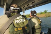 Die Grenzschutzbeamten Weeks und Gonzalez sind auf einem Boot abgebildet, während sie im Rio Grande Valley, Texas, nach Anzeichen illegaler Migranten suchen. (National Geographic)