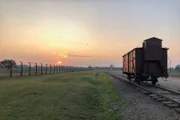 Rampe mit Deportationswaggon. Auschwitz Birkenau – Gleise, die in den Tod führten.