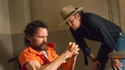 Dickie Bennett (Jeremy Davies, l.) und Raylan Givens (Timothy Olyphant, r.)