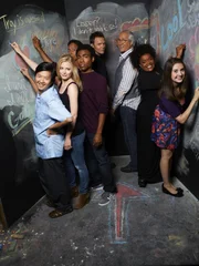 (2. Staffel) - Eine ganz spezielle Lerngruppe: Jeff  (Joel McHale, 4.v.r.), Britta (Gillian Jacobs, 2.v.l.), Pierce (Chevy Chase, 3.v.r.), Shirley (Yvette Nicole Brown, 2.v.r.), Abed (Danny Pudi, 3.v.l.), Troy (Donald Glover, 4.v.l.), Annie (Alison Brie, r.) und Senor Chang (Ken Jeong, l.) ...