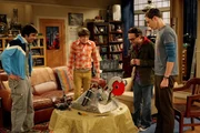 Gemeinsam haben Leonard (Johnny Galecki, 2.v.r.), Sheldon (Jim Parsons, r.), Rajesh (Kunal Nayyar, l.) und Howard (Simon Helberg, 2.v.l.) einen Killer-Roboter gebaut ...