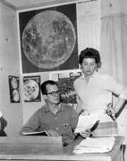 Coral Lorenzen und ihr Mann sind 1955 im Büro ihrer Organisation Aerial Phenomena Research Organization abgebildet. Coral Lorenzen und ihr Mann sind 1955 im Büro ihrer Organisation Aerial Phenomena Research Organization abgebildet.