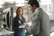 Arastoo Vaziri (Pej Vahdat) erläutert Brennan (Emily Deschanel) seine Untersuchungsergebnisse im Fall Bouvier.