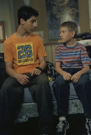 Reese und Dewey überlegen, wie sie den Leuten aus der Nachbarschaft unter Vorspiegelung falscher Tatsachen Geld abknöpfen können.