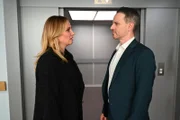 Kilian (Marc Dumitru) weiht Isabelle (Ania Niedieck) in seinen Gewissenskonflikt um Hanna ein.