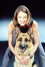 Kriminalinspektorin Niki Herzog (Elke Winkens) mit Rex ...