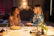 Nathalie (Amrei Haardt, l.) muss sich selbst eingestehen, Gefühle für Matteo entwickelt zu haben. Rechts Isabelle (Ania Niedieck)