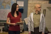 Als eine Schmutzkampagne den Ruf des Greendale College beschmutzen soll, macht sich Frankie (Paget Brewster, l.) sofort daran, eine Lösung für das Problem zu finden, während Dean Pelton damit beschäftigt ist, SMS mit jemandem auszutauschen, den er für Jeff hält ...