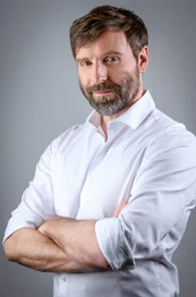 ARD PROGRAMMDIREKTION Sturm der Liebe - Christoph Mory Neu im Haupcast der 17. Staffel "Sturm der Liebe": Christoph Mory übernimmt ab Folge 3543 (voraussichtlicher Sendetermin: 3. März 2021) die Rolle des Lars Sternberg, der in Wahrheit Cornelius von Thalheim ist.