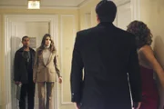 Kate Beckett und Javier Esposito betreten den Flur, in dem sich Richard Castle und Kristin Lehman näherkommen.