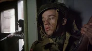 Ein britischer Soldat bereitet sich auf einen Überfall auf einen deutschen Soldaten vor.