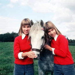 Billy und Bobby (Birgit und Bettina Westhausen) haben sich auf dem Immenhof eingelebt.
