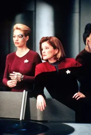 Captain Janeway (Kate Mulgrew, r.) und "Seven of Nine" (Jeri Lynn Ryan, l.) müssen befürchten, daß die Voyager angegriffen wird.