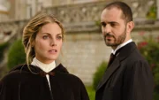 Alicia Alarcón (Amaia Salamanca, l.) und Diego (Pedro Alonso)
