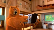 Puh, das ist nochmal gut gegangen! Doch, siehe da: Weg ist das gerade neu entdeckte Spielzeug! Schneller als Grizzy gucken kann, reißt sich ein Lemming das Endgerät unter die Nase.