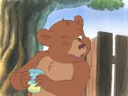 Es ist ein heißer Sommertag. Der Kleine Bär mixt eine erfrischende Zauberlimoade, die nicht nur besonders sauer ist, sondern seine Freunde auch zum reimen und anderen Kunststücken bringt.