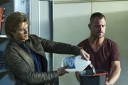 Explosives Duo: Bombenbastler MacGyver (Lucas Till, l.) und Jack Dalton (George Eads, r.) bauen mit Putzmitteln kurzerhand eine Rauchbombe, um die Entführer des Killervirus aus ihrem Versteck zu locken.