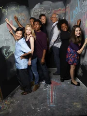 (2. Staffel) - Eine ganz spezielle Lerngruppe: Jeff  (Joel McHale, 4.v.r.), Britta (Gillian Jacobs, 2.v.l.), Pierce (Chevy Chase, 3.v.r.), Shirley (Yvette Nicole Brown, 2.v.r.), Abed (Danny Pudi, 3.v.l.), Troy (Donald Glover, 4.v.l.), Annie (Alison Brie, r.) und Senor Chang (Ken Jeong, l.) ...